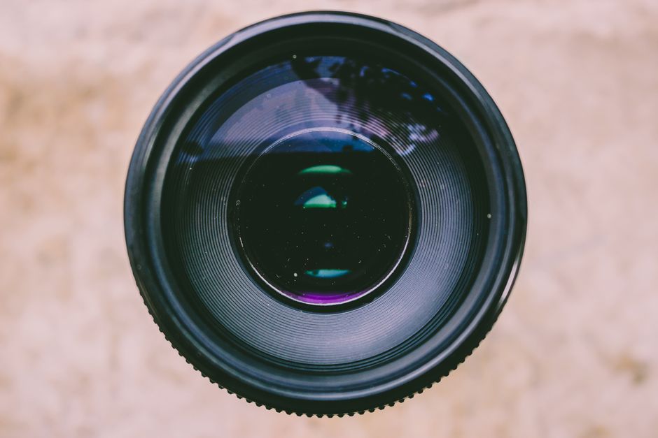 カメラレンズを正面から写したクローズアップ