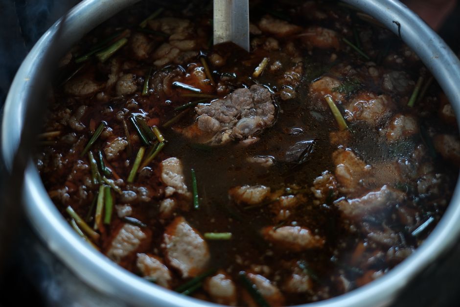 鍋の中で煮込まれた肉の煮込み料理