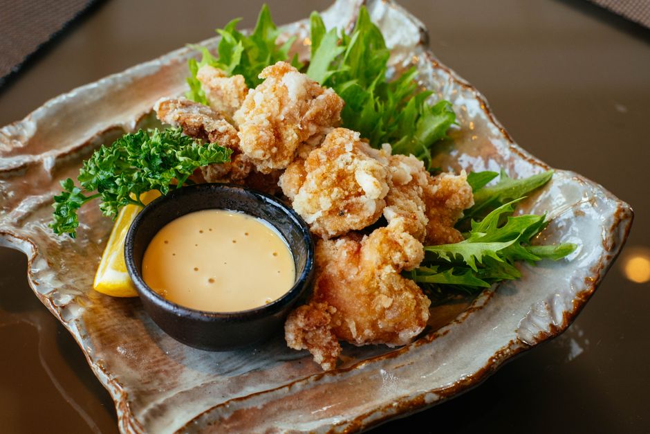 一口大に揚げた鶏の唐揚げとレモン、ディップソース