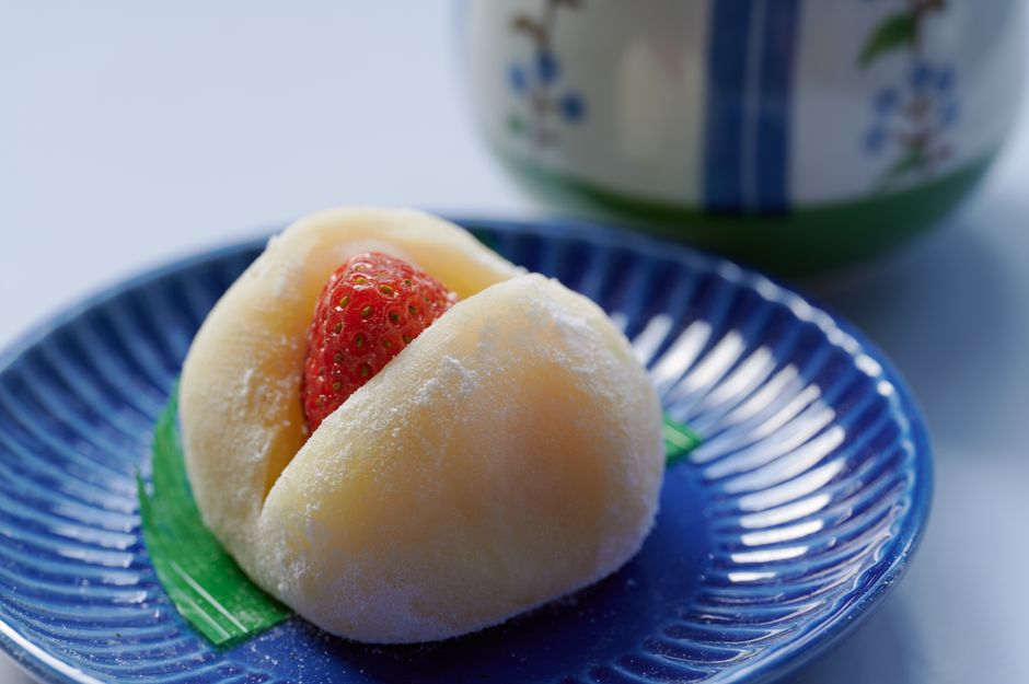 青い小皿にのったいちご大福