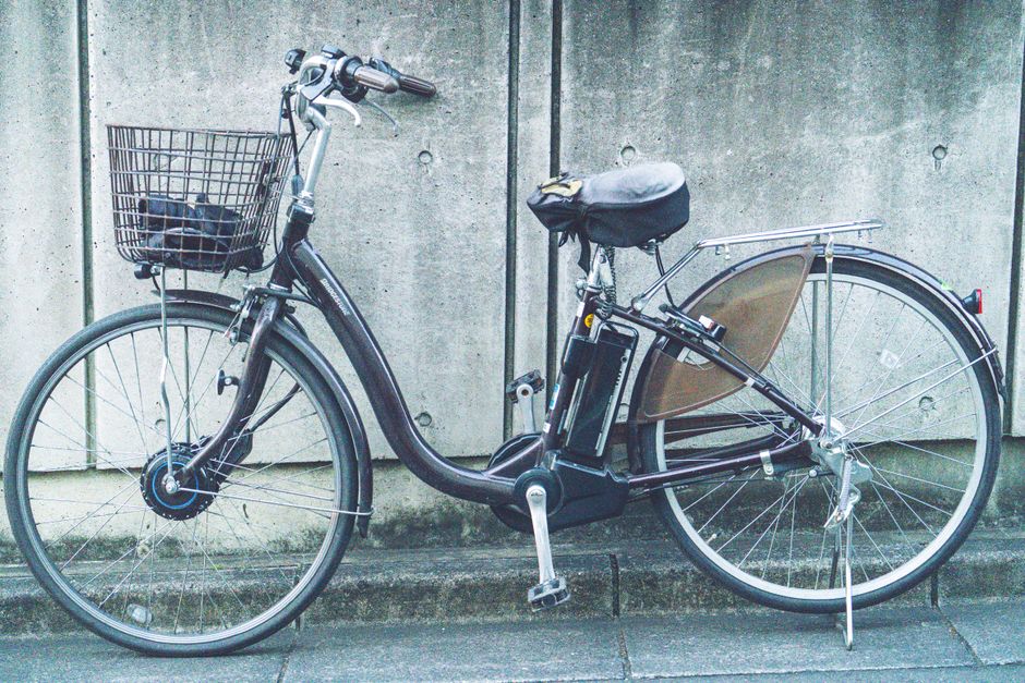 前かご付きの電動アシスト自転車(街なかに駐輪)