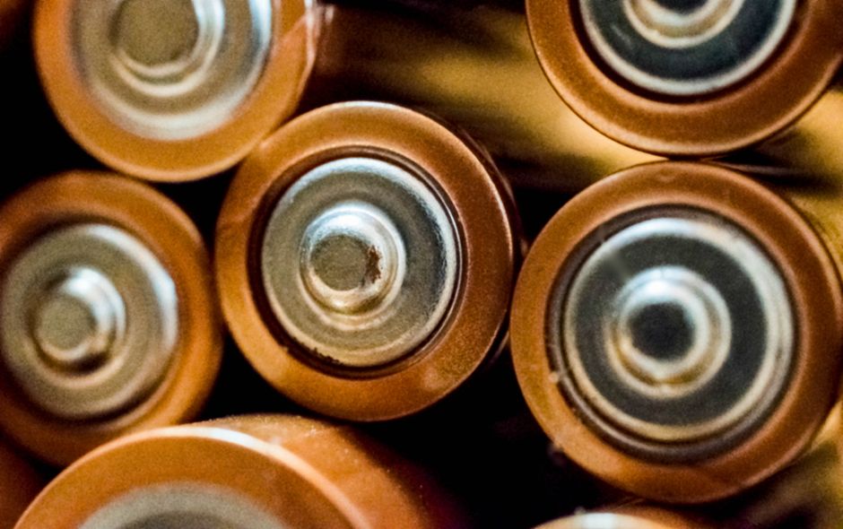 並んだ単3形乾電池のプラス極のクローズアップ
