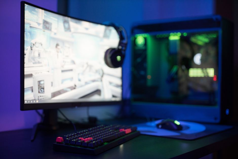 ゲーミングモニターとゲーミングPCを置いたデスク環境