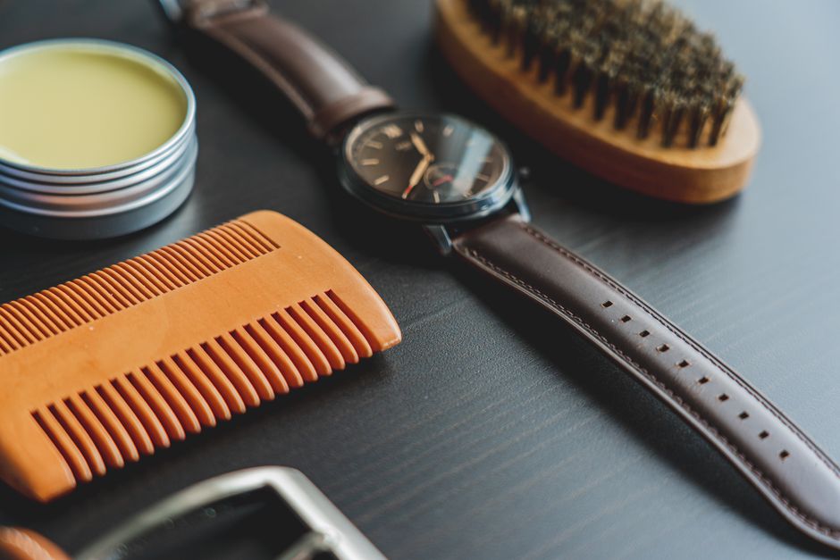 ヘアワックスの缶とコーム、ヘアブラシなどの身だしなみ用品