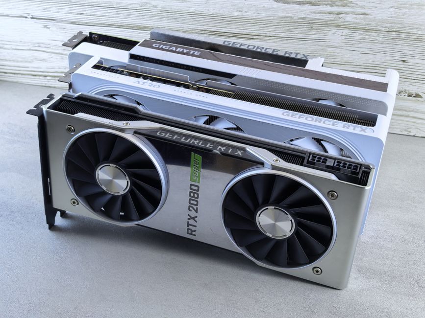 メーカーやデザインの異なるGeForce RTXグラフィックボードを重ねたところ