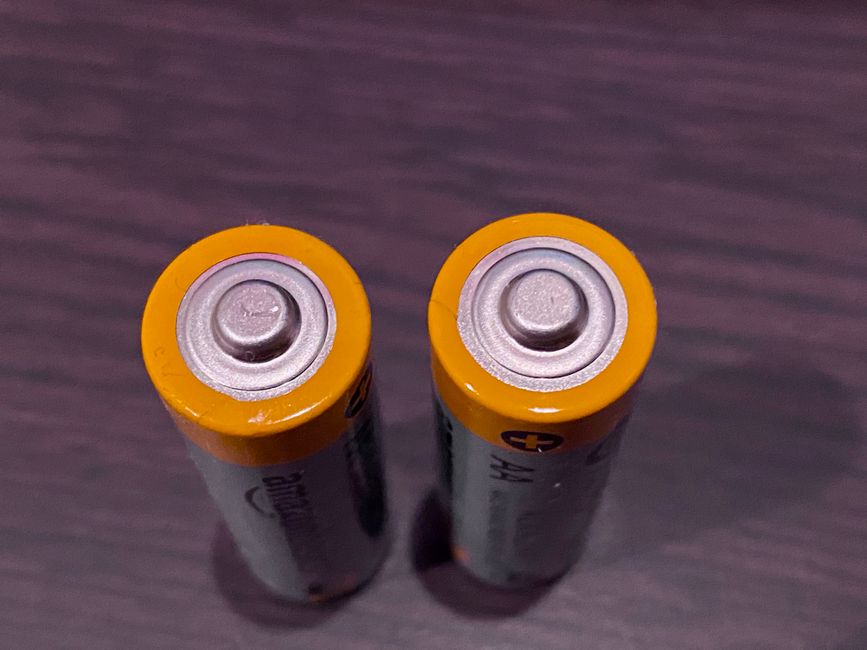 並べて置かれた2本の単3形乾電池