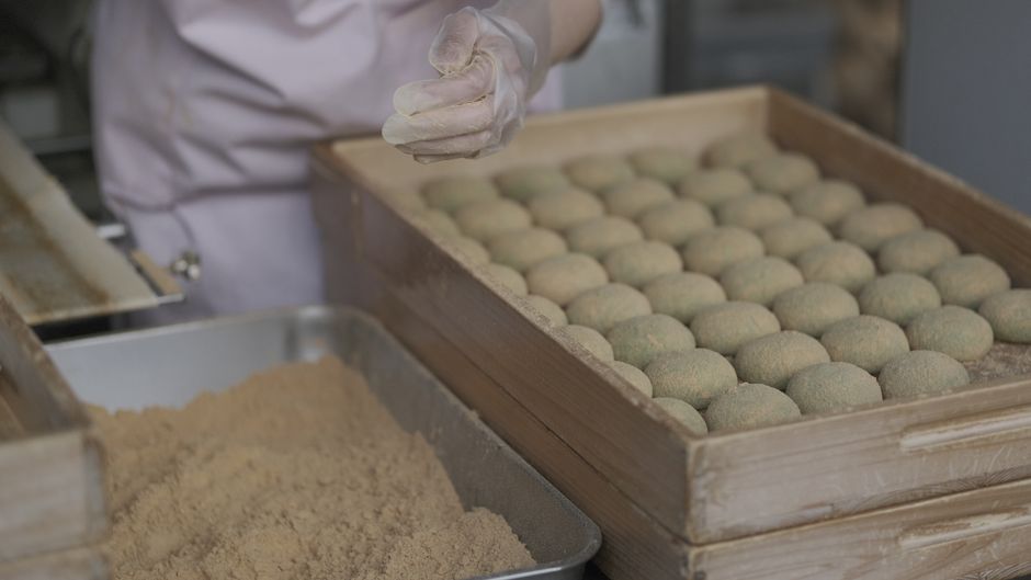 きな粉をまぶした餅を作る様子とバットに広げたきな粉
