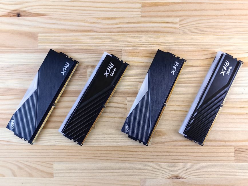 木の台に並んだ4枚のDDR5メモリモジュール