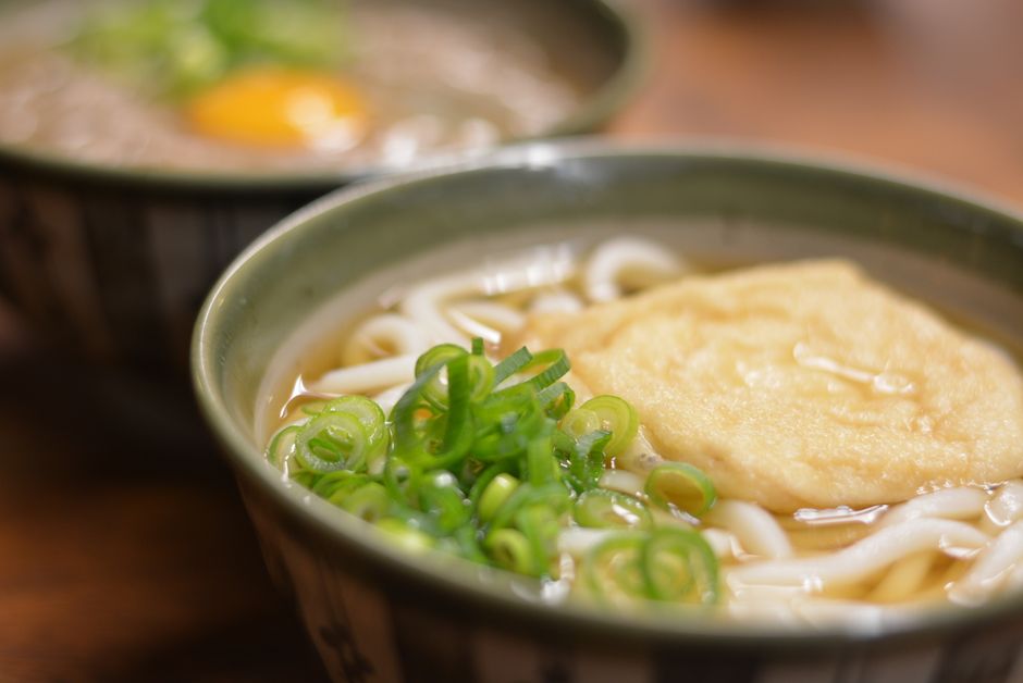 油揚げとねぎをのせたきつねうどん