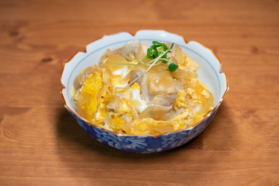 器に盛った親子丼