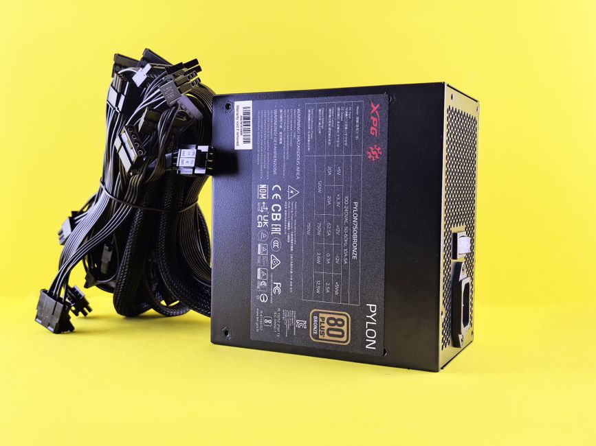 ケーブルが束ねられた黒いPC用電源ユニット(80 PLUS Gold認証)