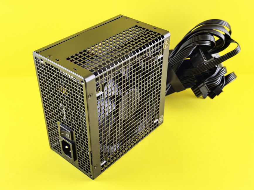 ケーブルが付いたデスクトップPC用電源ユニット