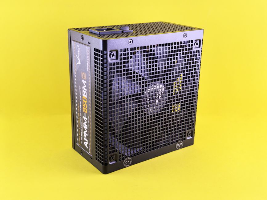 ファン面が見える黒いPC用電源ユニット(650Wモデル)