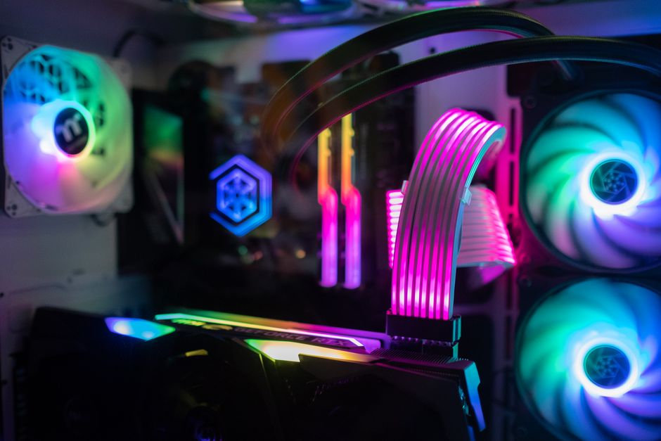 RGBライティングで光るゲーミングPC内部のグラフィックボードと電源ケーブル