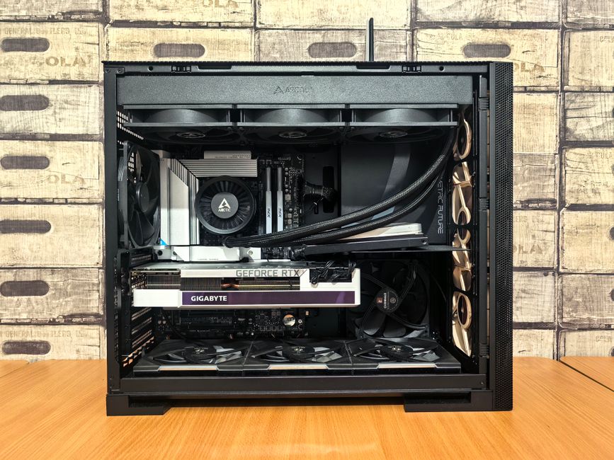 ピラーレスケースの中に白いグラフィックボードと簡易水冷クーラーを組み込んだ自作PC