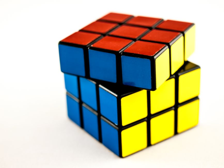 白い背景に置かれた3×3のルービックキューブ