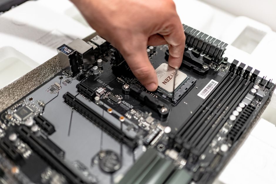 マザーボードのCPUソケットにRyzenプロセッサーを取り付ける手元