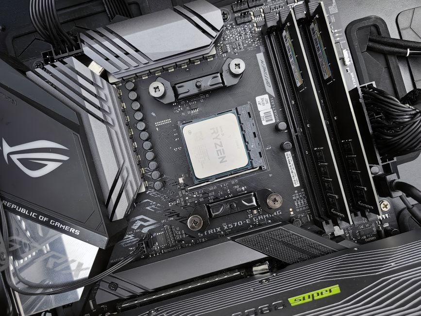 ゲーミング向けマザーボードに装着されたAMD Ryzen CPUとメモリ