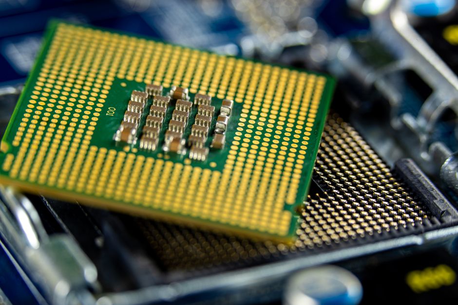 マザーボードのソケット上に置かれたCPUの裏面(ピン側)のクローズアップ