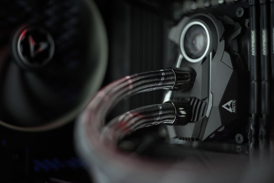 PCケース内に取り付けられた簡易水冷CPUクーラーのポンプとチューブ