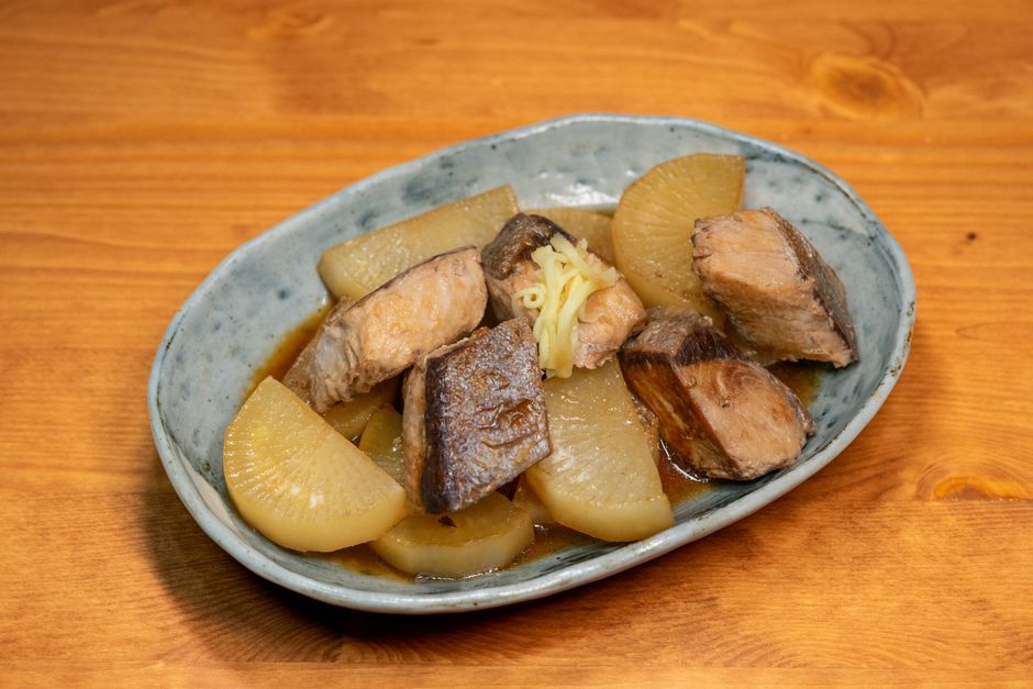 白い大根と魚を一緒に煮込んだ和風の煮物