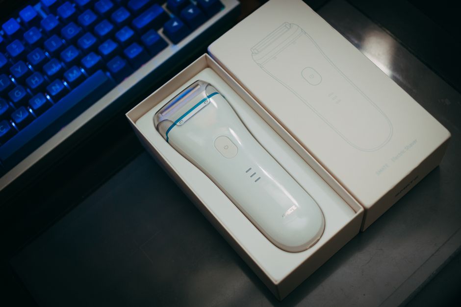 箱に収められた白い電気シェーバー