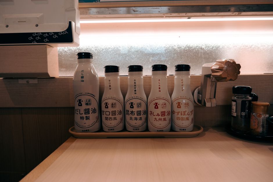 キッチンに並んだ和風の醤油・だし調味料のボトル
