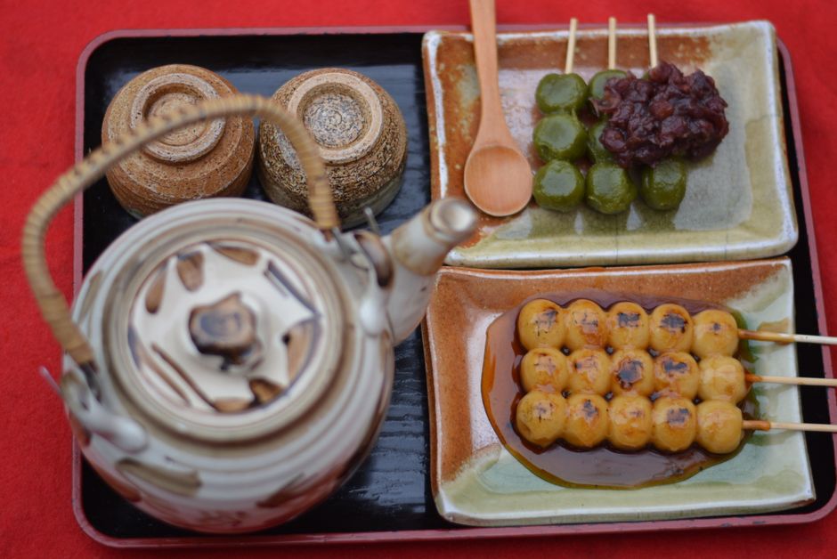 お盆に並んだみたらし団子・草団子・あん団子と急須