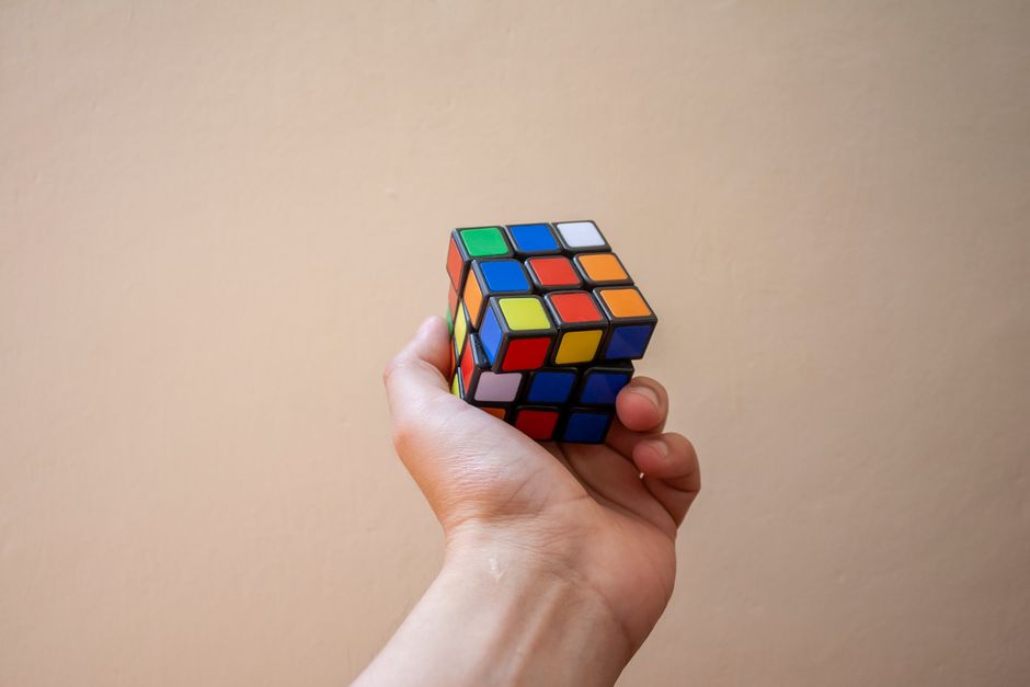 手に持った3x3キューブ