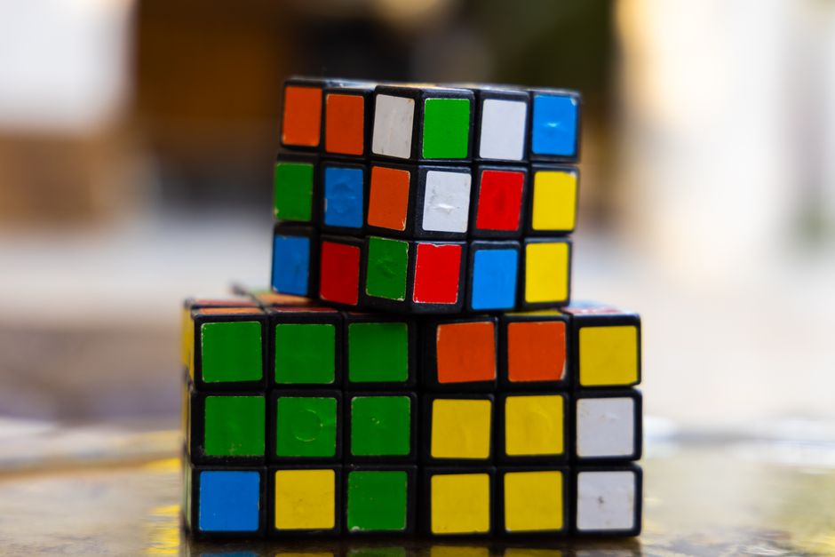 積み重ねた2つの3x3キューブ