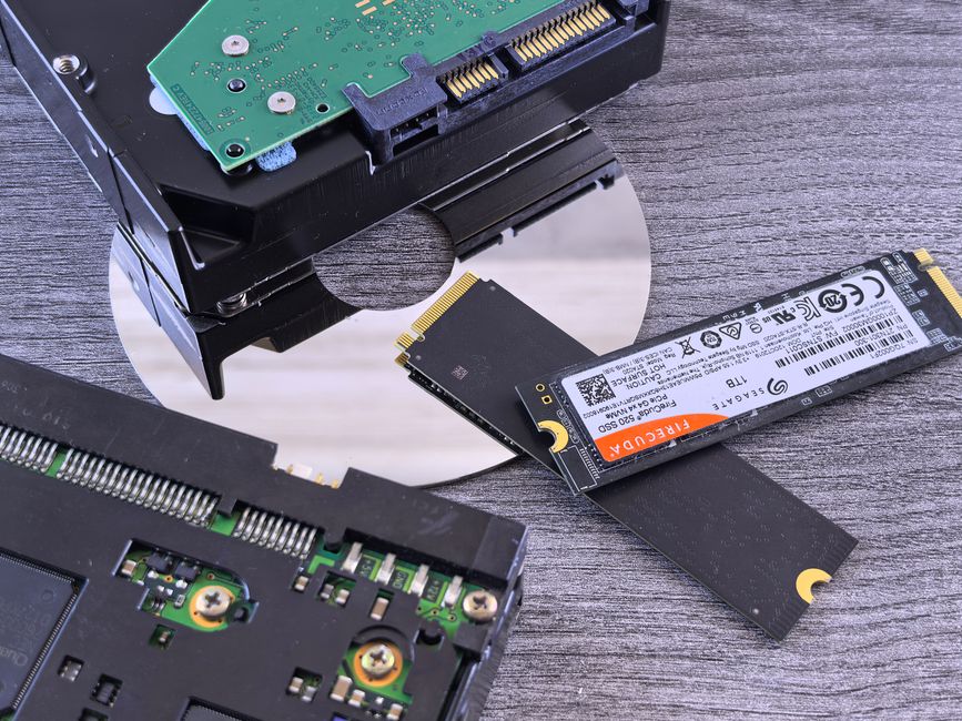 M.2 NVMe SSDとHDD、CDを並べたストレージの比較