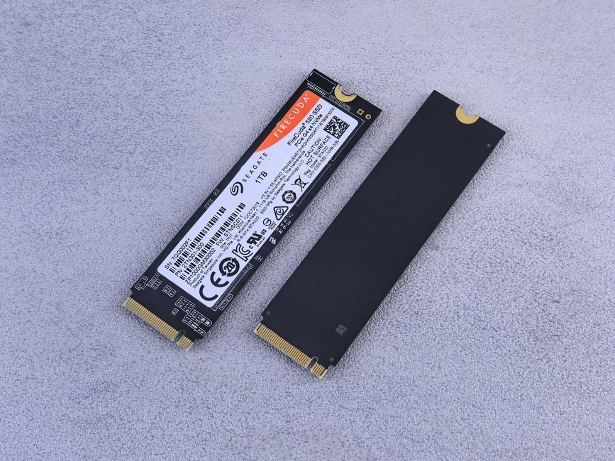 表と裏を並べた2枚のM.2 NVMe SSD