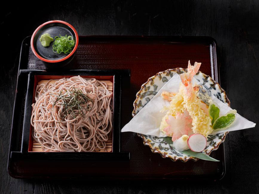 ざるそばとえび天ぷら、薬味を添えた膳