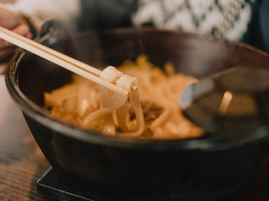 湯気の立つ煮込みうどん