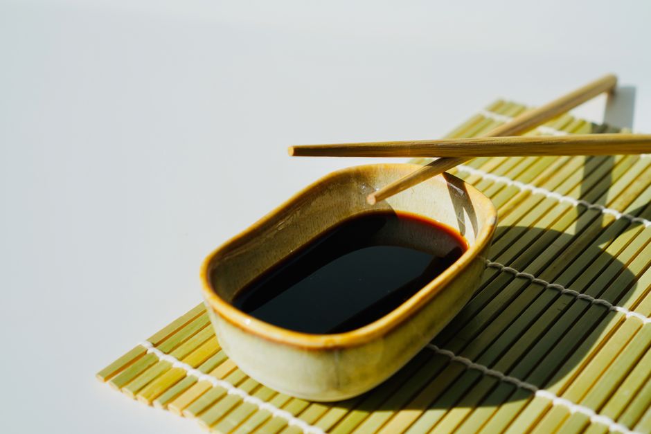 巻きすの上の器に注いだ醤油と箸