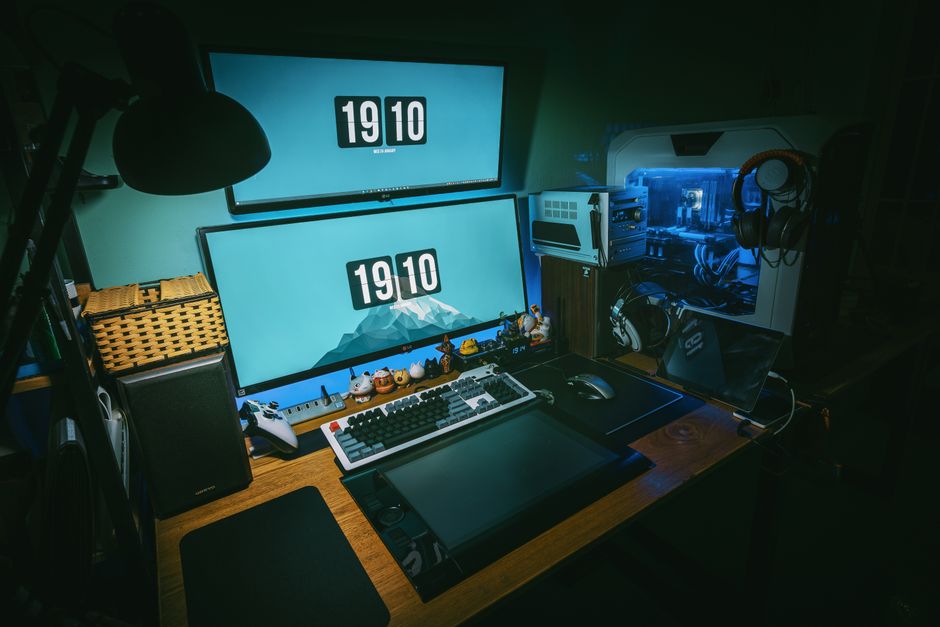 上下2台のモニターと白いキーボードを置いたPCデスク